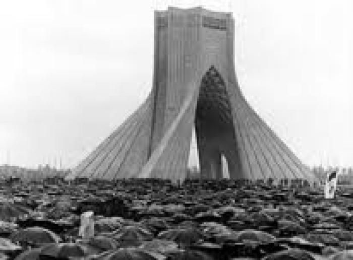 دانلود آهنگ واسه ی عکس خنده از ته دل وسط آزادی 
