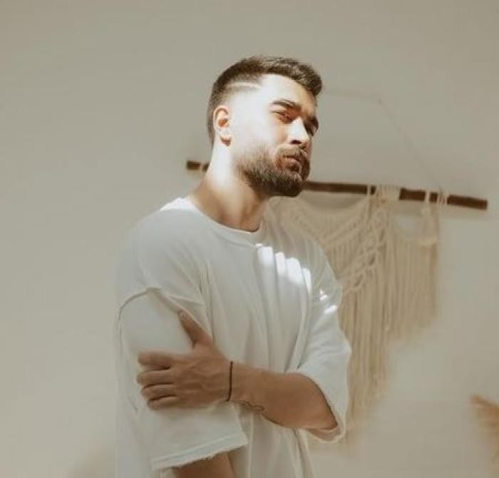 دانلود آهنگ میدونی چیه بهت حس من حتی اگه باشه آخر این قصه بد