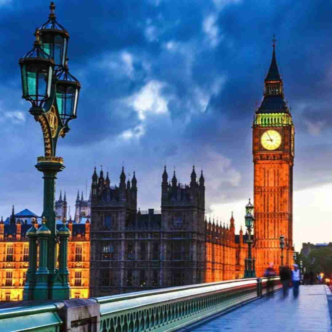دانلود آهنگ مراقب بودم نشکنه دلت ولی درک میشکونمش