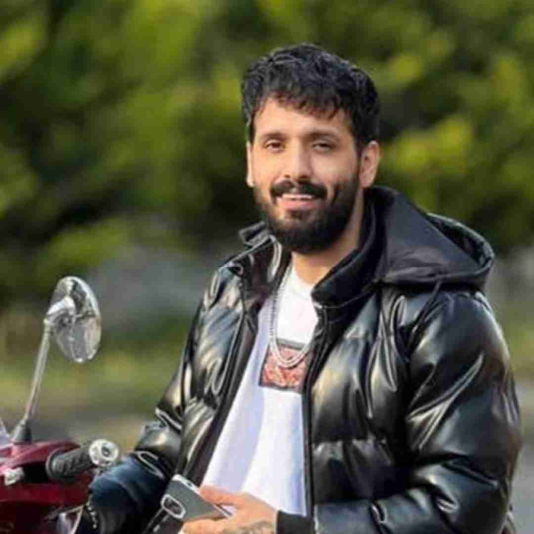 کمیل کولایی هم شر و شوری هم با کلاسی شلوار پلنگی ماشین شاسی