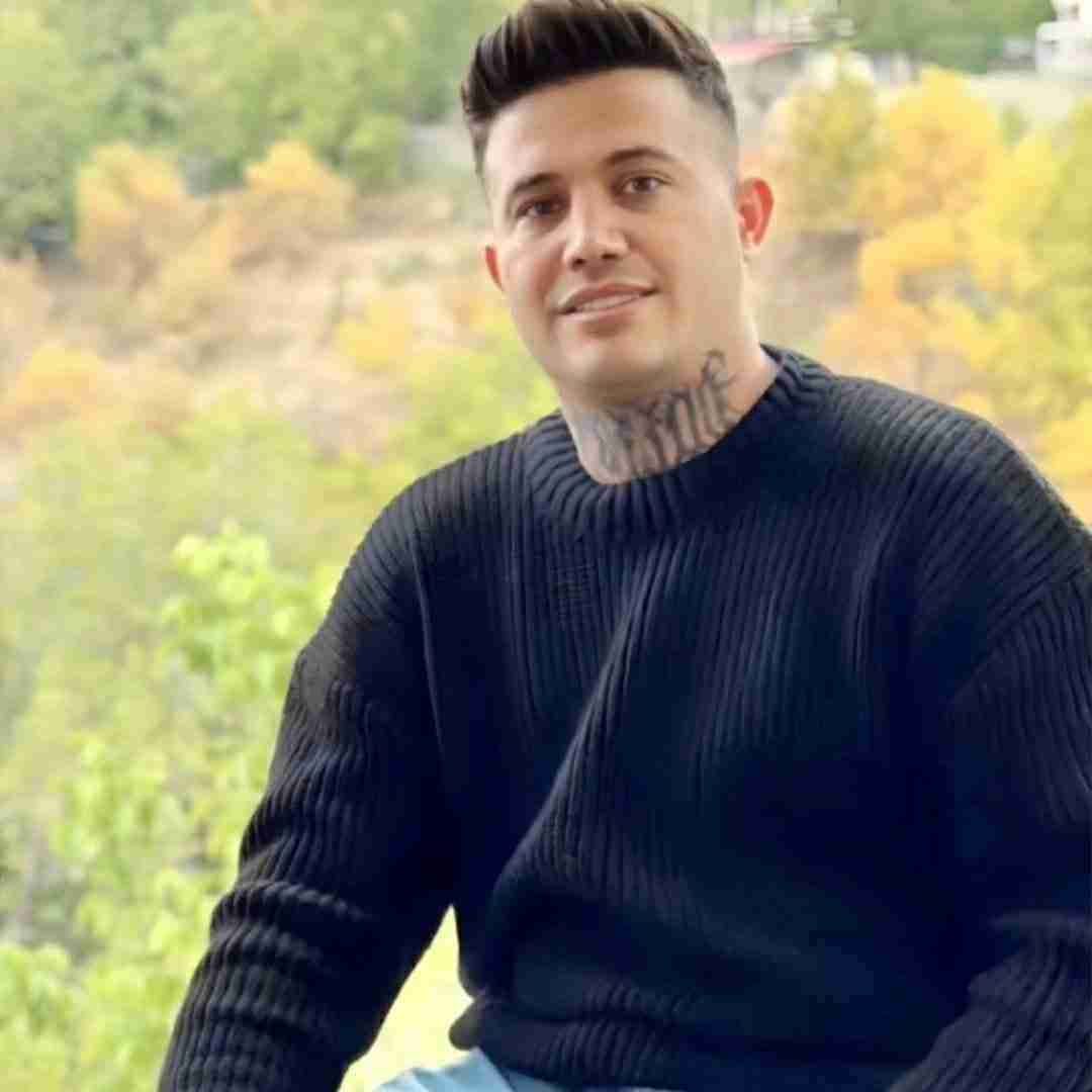 علی احمدیانی ﻣﺜﻞ ﺳﺘﺎره ای رﻓﻴﻖ ﻣﺎه ﻣﻨﻰ ﻧﺰدﻳﻜﺘﺮت ﻣﻴﺸﻢ