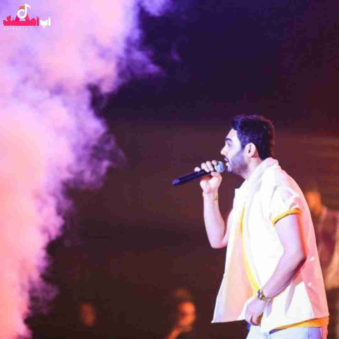 دانلود آهنگ ﻳﻪ ﺟﺎ ﻧﺸﺪ ﺑﺮﻳﻢ ﺗﻮ ﭼﺸﻢ ﻧﺒﺎﺷﻰ ﺗﻮ اﻳﻦ ﻗﻠﺒﻮ سینا درخشنده