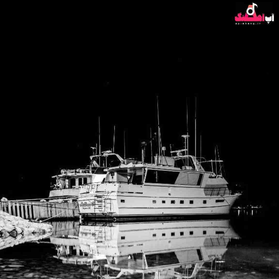 دانلود آهنگ به چشماش اشکه به لبش خندست سر میبره