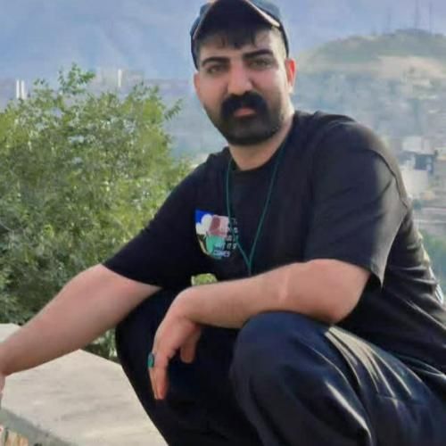 دانلود آهنگ مه چهار زانو میشینم رو جعبه ی ماشینم میلاد غلامی