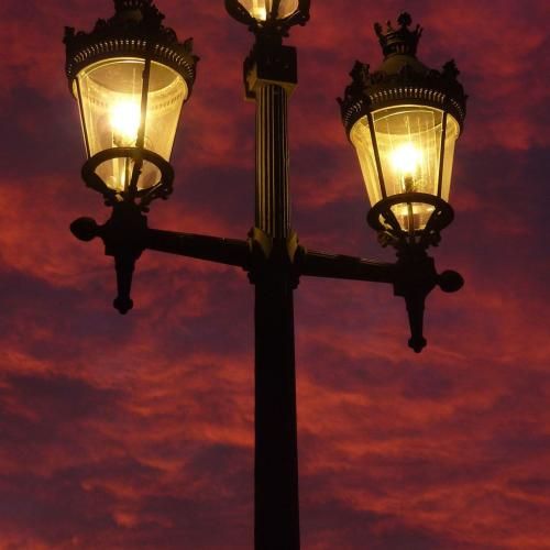 دانلود آهنگ مثل اون بچه ای دلم شکسته که براش اسباب بازی نخریدن